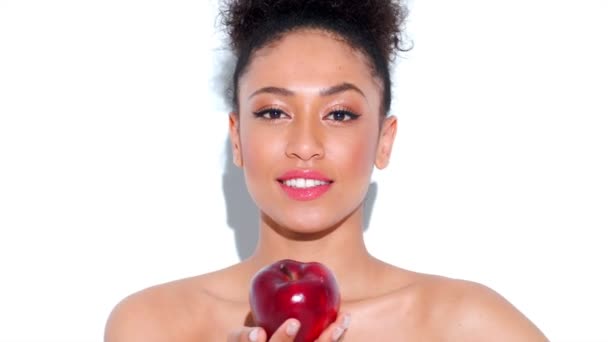 dziewczyna gospodarstwa czerwone jabłko - Materiał filmowy, wideo