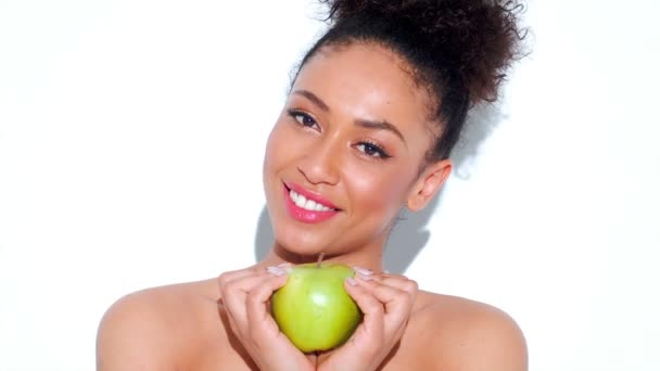 Impresionante mujer con manzana fresca verde
 - Imágenes, Vídeo