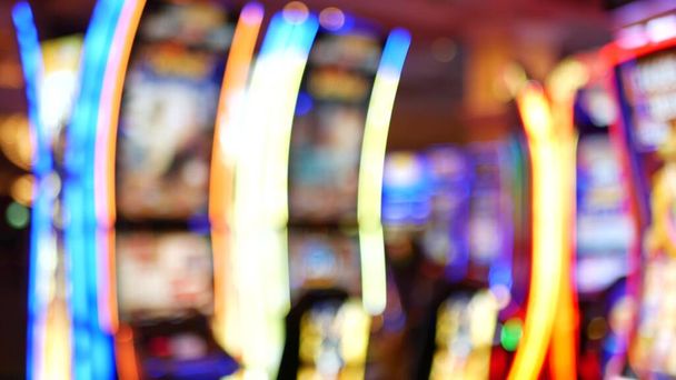 Розбиті ігрові автомати світяться в казино на приголомшливій Лас - Вегас Стріп, США. Засмучені азартні джекпоти в готелі біля вулиці Фрімонта. Освітлена неонова фруктова машина ризикує грошима, граючи в азартні ігри та ставлячи ставки.. - Фото, зображення
