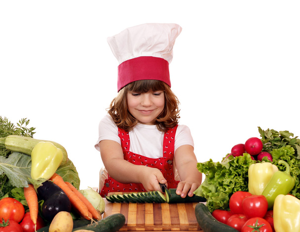 Petite fille cuisinier couper un concombre
 - Photo, image