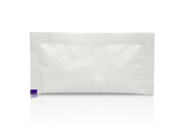 Embalaje de bolsitas blancas en blanco para cosméticos alimentarios y medicamentos aislados sobre fondo blanco - Foto, imagen