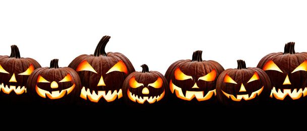 Un grand groupe de sept lanternes d'Halloween effrayantes, Jack O Lantern, avec le visage et les yeux maléfiques isolés sur un fond blanc. - Photo, image