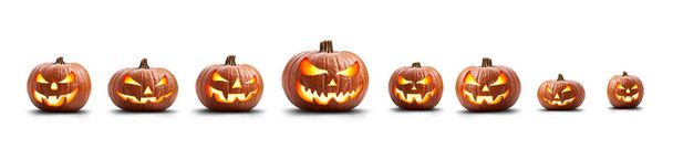 Egy csoport nyolc megvilágított kísérteties halloween sütőtök, Jack O Lantern gonosz arcát és szemét elszigetelt fehér háttér. - Fotó, kép