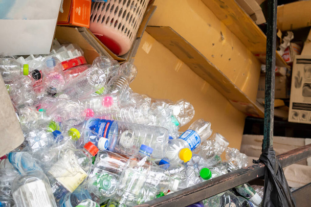 plastové láhve a lepenkový papír v recyklační koše stanice close up - Fotografie, Obrázek