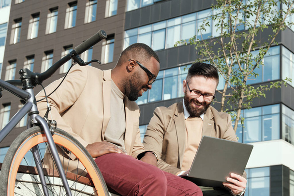 Two men with laptop outdoors - Zdjęcie, obraz