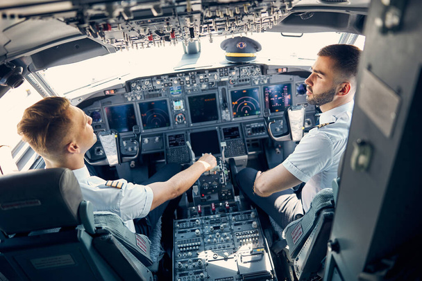Los pilotos de aeronaves se preparan para aterrizar en el aeropuerto - Foto, Imagen