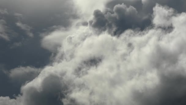 sää edessä liikkuvat timelapse hopeanharmaa pilvet - Materiaali, video