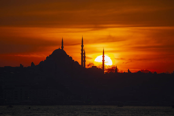 モスク、フェリー、海、橋、乙女の塔、イスタンブールの最も美しい景色、日没 - 写真・画像