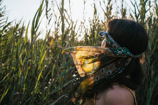 Nainen katselee aurinkoa metsässä - Valokuva, kuva