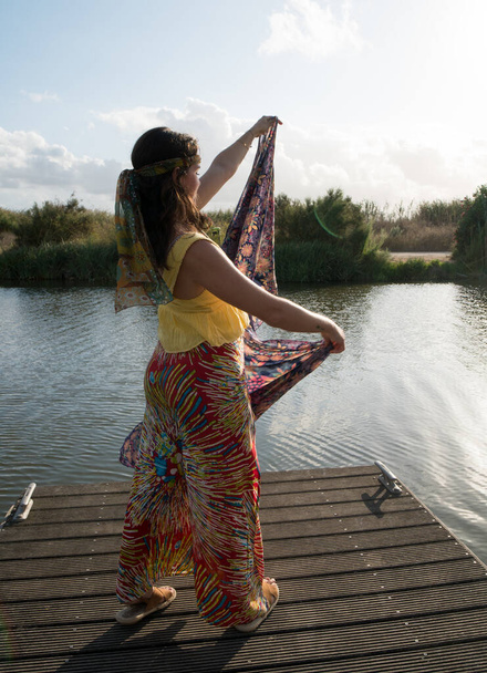 Hippie nő pózol a kikötőben - Fotó, kép