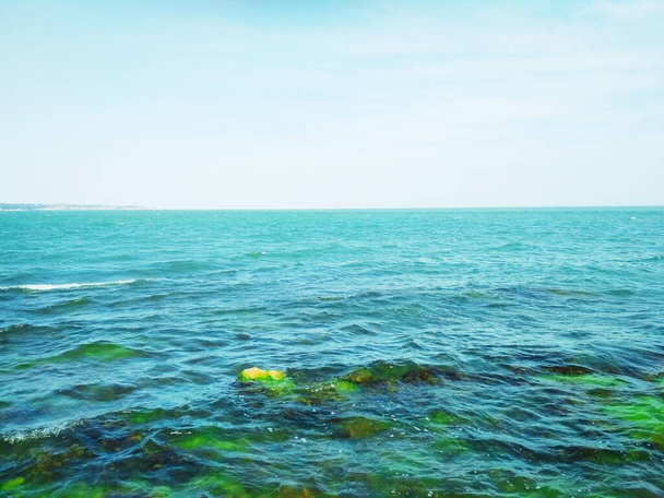 Aaltoileva Mustameri vedenalaisten kivien kanssa  - Valokuva, kuva