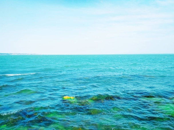 Mar Negro ondulado com algumas pedras subaquáticas  - Foto, Imagem