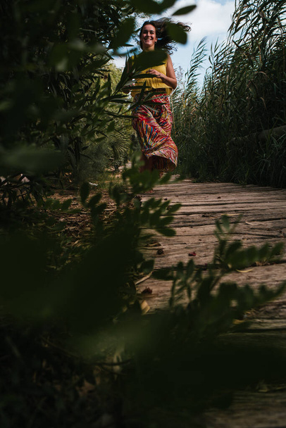 森の中を走る女 - 写真・画像