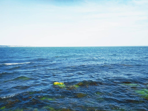 Хвилясте Чорне море з підводними камінцями.  - Фото, зображення