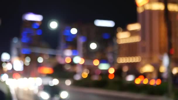 Desenfocado fabuloso Las Vegas Strip boulevard, casino de lujo y hotel, área de juego en Nevada, Estados Unidos. Vida nocturna y tráfico cerca de la calle Fremont en el complejo turístico de dinero jugando. luces de neón de la ciudad del pecado - Imágenes, Vídeo