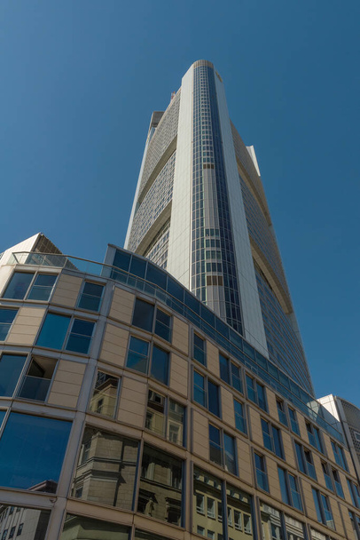 FRANKFURT AM MAIN, GERMANY-SEPTEMBER 09, 2020: The Commerzbank Tower by architect Norman Foster, Frankfurt, Germany - Foto, afbeelding