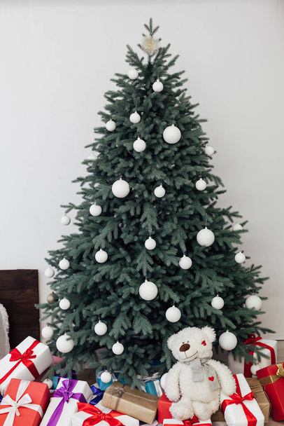 白い部屋の装飾の青いクリスマスツリーは、はがきの贈り物で新年のために松 - 写真・画像