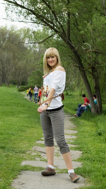 Une fille dans le parc posant
 - Photo, image