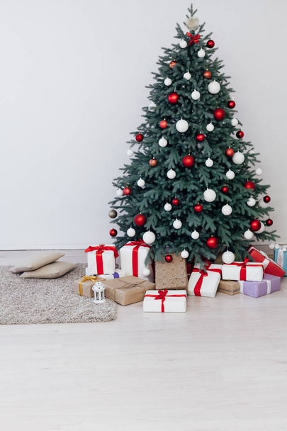 Árvore de Natal azul no pinheiro de decoração de quarto branco para o ano novo com presentes de cartão postal - Foto, Imagem