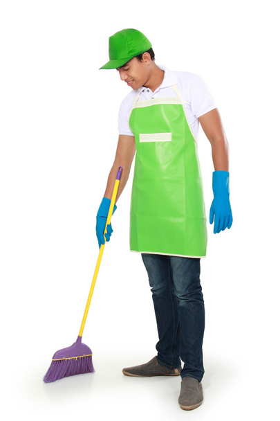 man sweep floor - Foto, afbeelding