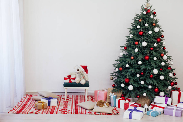 Kerstboom in de witte kamer decor voor het nieuwe jaar met cadeaubon - Foto, afbeelding