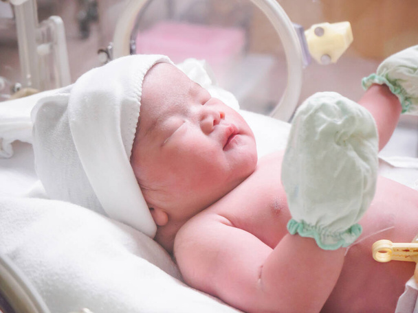 Νεογνό κοριτσάκι μέσα σε θερμοκοιτίδα στο νοσοκομείο μετά τον τοκετό - Φωτογραφία, εικόνα