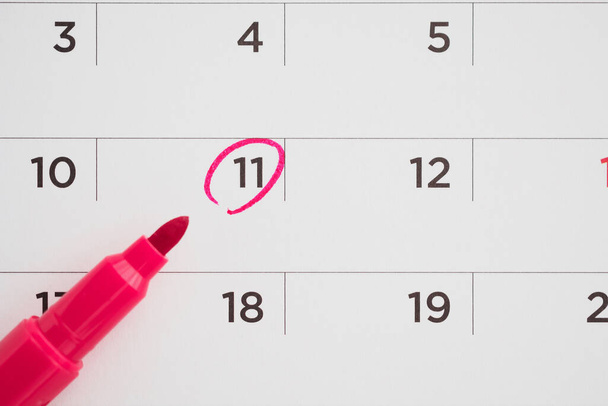 важное расписание встреч написать на белой странице календаря даты закрыть - Фото, изображение