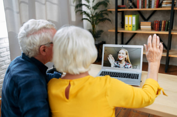 Grandparents have online meeting with a granddaughter - Foto, imagen