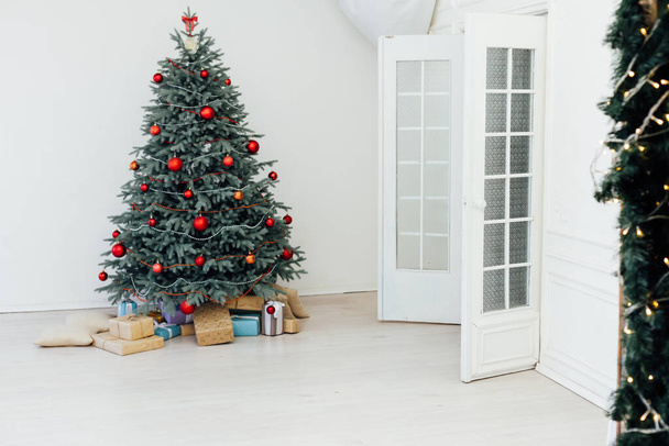 Noel ağacı hediye dekoru ile yeni yıl arkaplan kartpostal bayramında - Fotoğraf, Görsel
