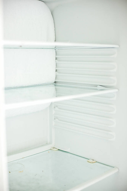 Rikkinäinen jääkaappi. sulatettu jääkaappi. Avaa pakastin - Valokuva, kuva