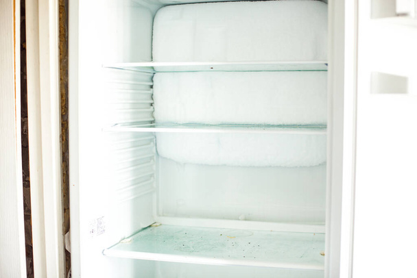 Nevera rota. refrigerador descongelado. Congelador abierto - Foto, Imagen