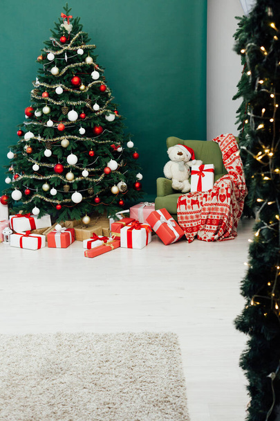 クリスマスツリーとギフトの装飾は新年のインテリアポストカードの休日に松 - 写真・画像