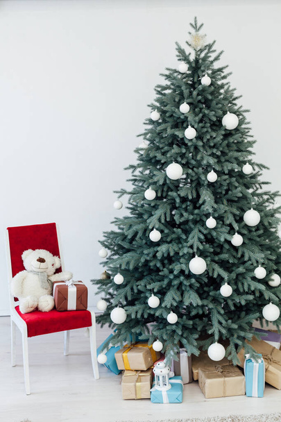 Kék karácsonyfa dekoráció fenyő az új évre ajándékokkal képeslap belső tél - Fotó, kép