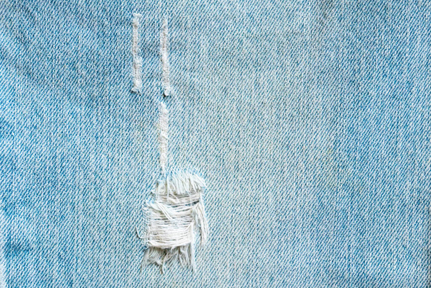 Denim blue jeans σκισμένο σχέδιο μόδας υφή close up background προβολή - Φωτογραφία, εικόνα