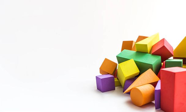 Детские дизайнерские кубы, селективный фокус. крупный план, дом, детские игры, детские игрушки - Фото, изображение