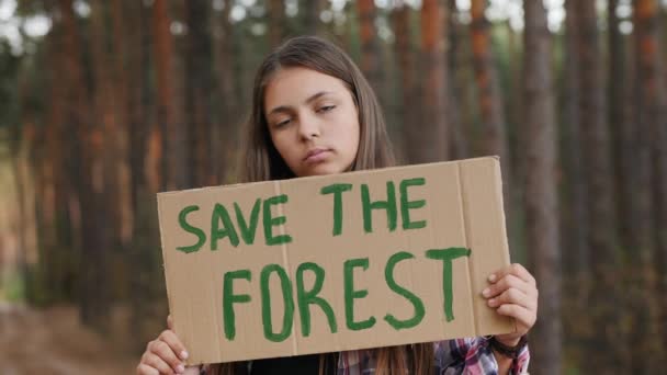 Дівчинка - підліток з плакатом "Порятунок лісу" - Кадри, відео
