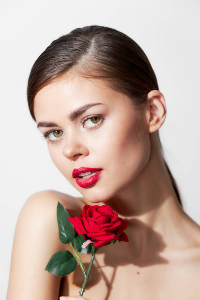 Nainen ruusu Punaiset huulet paljasti olkapäät kylpylä hoidot kirkas meikki - Valokuva, kuva