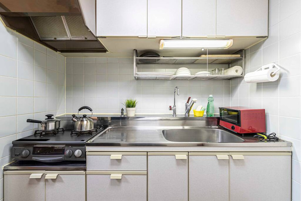 Μικροί πάγκοι κουζίνας και μαγειρικά σκεύη στο δωμάτιο του συγκυριαρχία - Φωτογραφία, εικόνα
