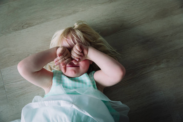 Üzgün ağlayan çocuk, acı, stres, bağıran çocuk - Fotoğraf, Görsel