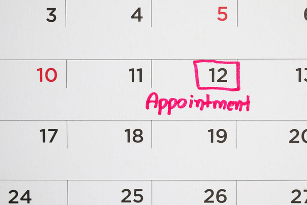 σημαντικό χρονοδιάγραμμα ραντεβού γράψτε στο λευκό ημερομηνία ημερολογιακή σελίδα close up - Φωτογραφία, εικόνα