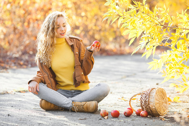 Attractive young girl on autumn background - Valokuva, kuva
