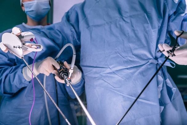 Обрезанный снимок врачей в халатах и перчатках с медицинским оборудованием - Фото, изображение