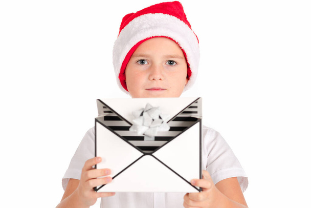 Zamknij obraz Chłopiec gospodarstwa otwarte Boże Narodzenie prezent izolowany na białym tle - Zdjęcie, obraz
