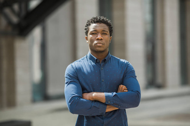 jóképű fiatal afrikai férfi ingben - Fotó, kép