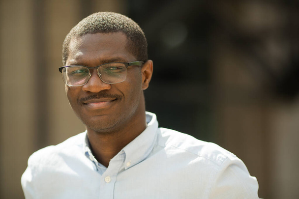 pohledný mladý africký muž v košili nosí brýle - Fotografie, Obrázek