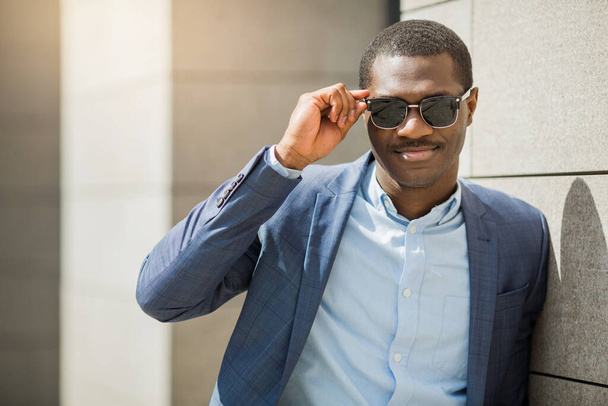 handsome adult african man in suit and sunglasses - Foto, Imagen