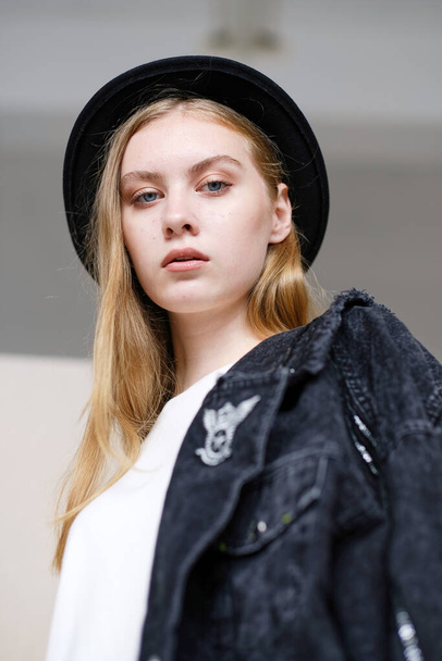 Fashion young model in hat posing in studio - Foto, Imagem