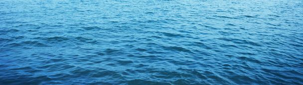 Panoramatický obraz mořské vlny. Pozadí textury klidného hlubokého modrého oceánu s vlnami na hladině mořské vody - Fotografie, Obrázek