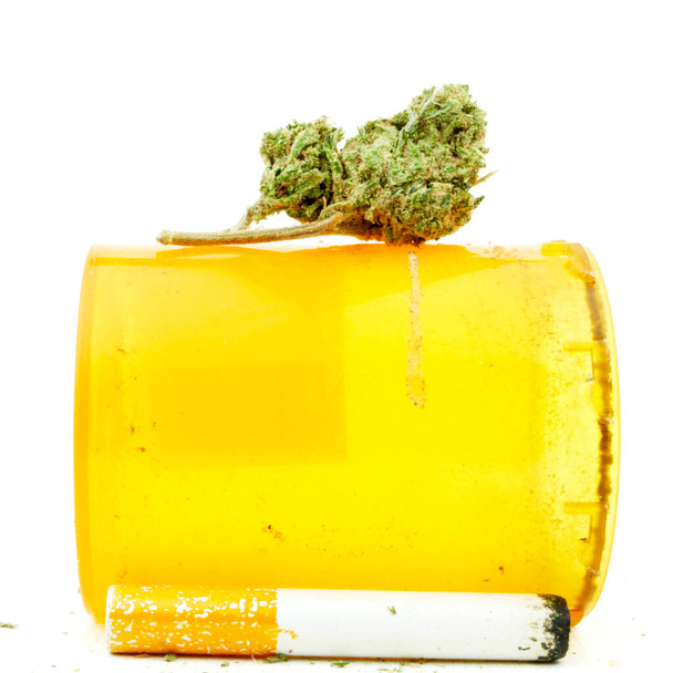 Бутылка медицинской марихуаны по рецепту - Фото, изображение