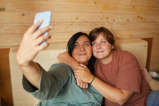 Femmes faisant selfie portrait - Photo, image